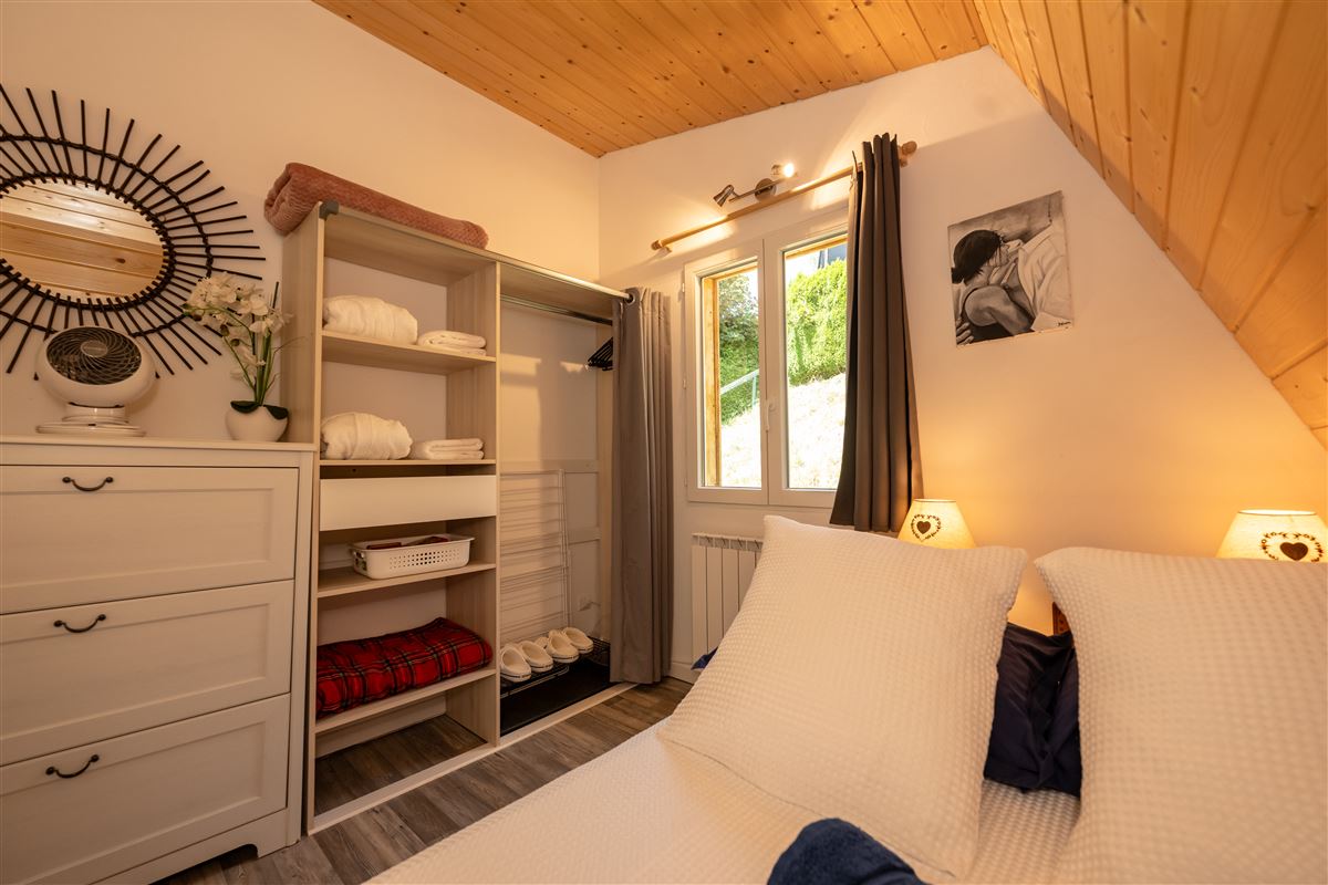 Chambre avec rangements et lumière chaude du chalet Au Doux Altic