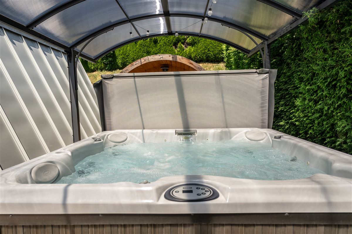 Jacuzzi privatif sur la terrasse du chalet romantique Au Doux Altic à Métabief