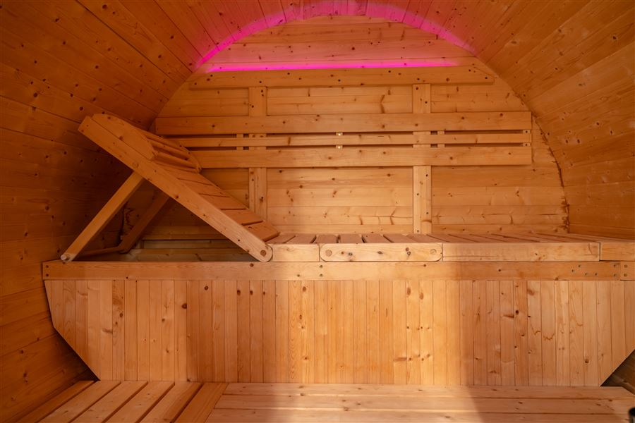Sauna en bois privatif à l'éclairage doux, chalet Au Doux Altic à Métabief