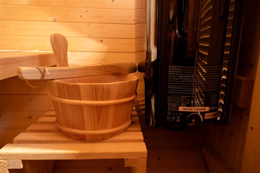 Seau et louche en bois pour le rituel sauna du chalet Au Doux Altic