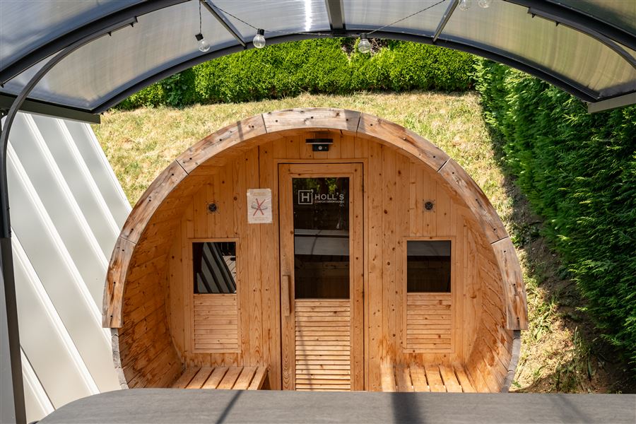 Sauna en tonneau extérieur sous abri au chalet Au Doux Altic à Métabief