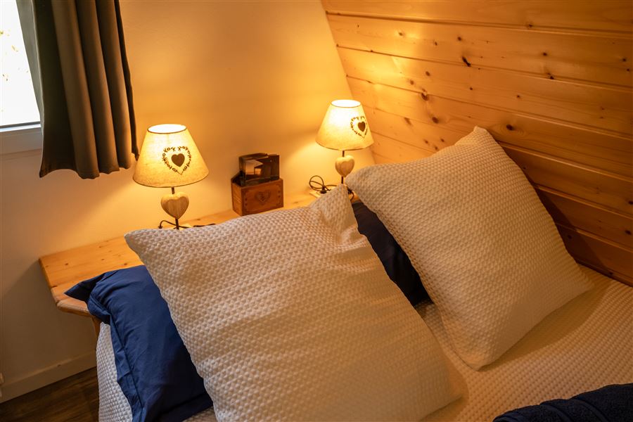 Veilleuses en forme de cœur dans la chambre romantique du chalet Au Doux Altic
